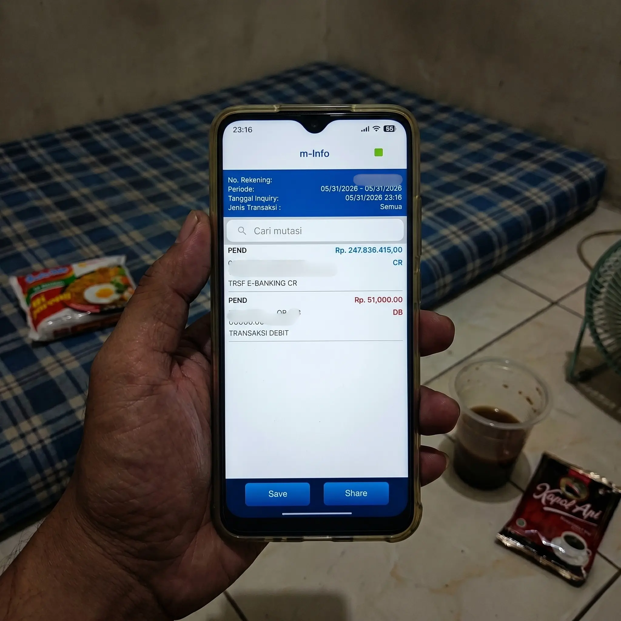 Kamar kos Eko di Malang, kasur tipis, Indomie Goreng, kopi sachet, dan HP yang menunjukkan transfer masuk Rp 247 juta